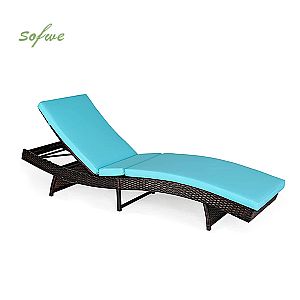Chaise longue en rotin pour bain de soleil à l'extérieur